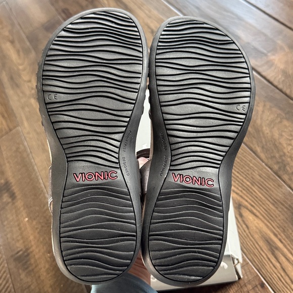 Vionic NWT Talulah Strappy Comfort Sandal Metallic Pewter 9.5‎ wide - Picture 8 of 8